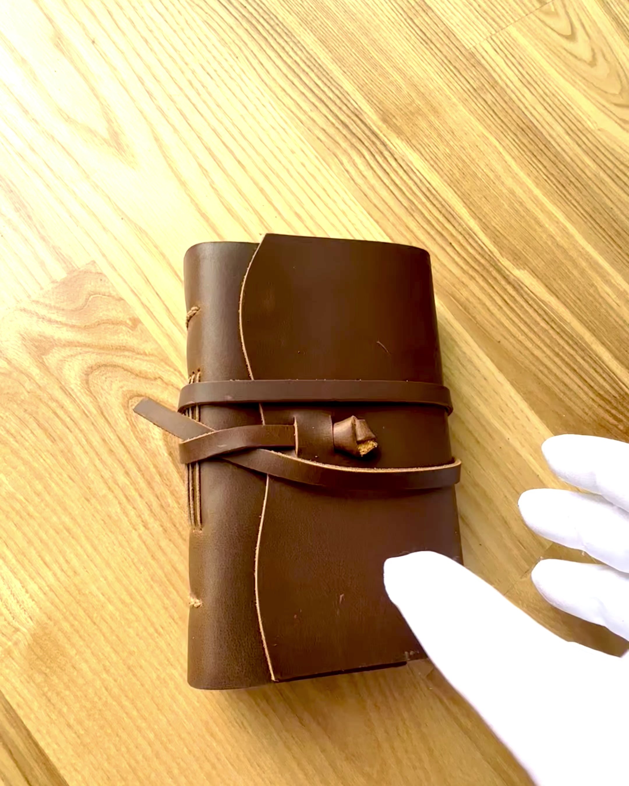 Notatnik Premium "RetroNotes" – Tyylikäs aito nahkamuistikirja - 200 sivua, 120g, muistikirja, luonnoskirja, ruskea väri, personointi kaiverruksella