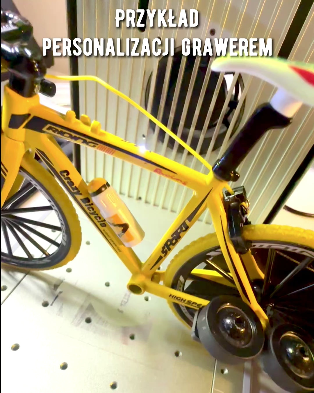 Metallinen pienoismalli punainen polkupyörä "SpeedMaster" kaiverruksella lahjaksi, 2 värivaihtoehtoa