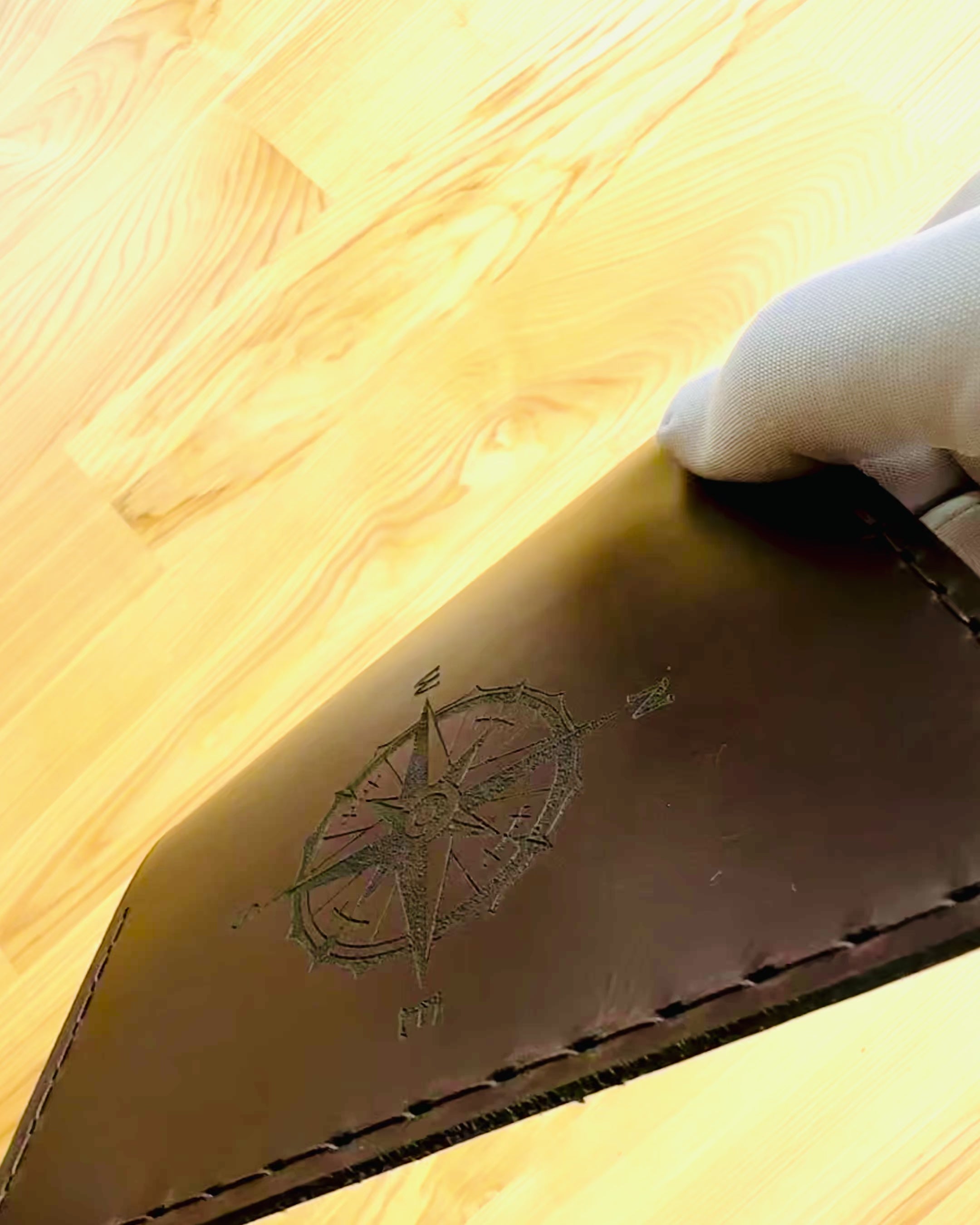 "Matkailijan" kotelo - Nahkainen passikotelo, personointi kaiverruksella - 2 värivaihtoehtoa