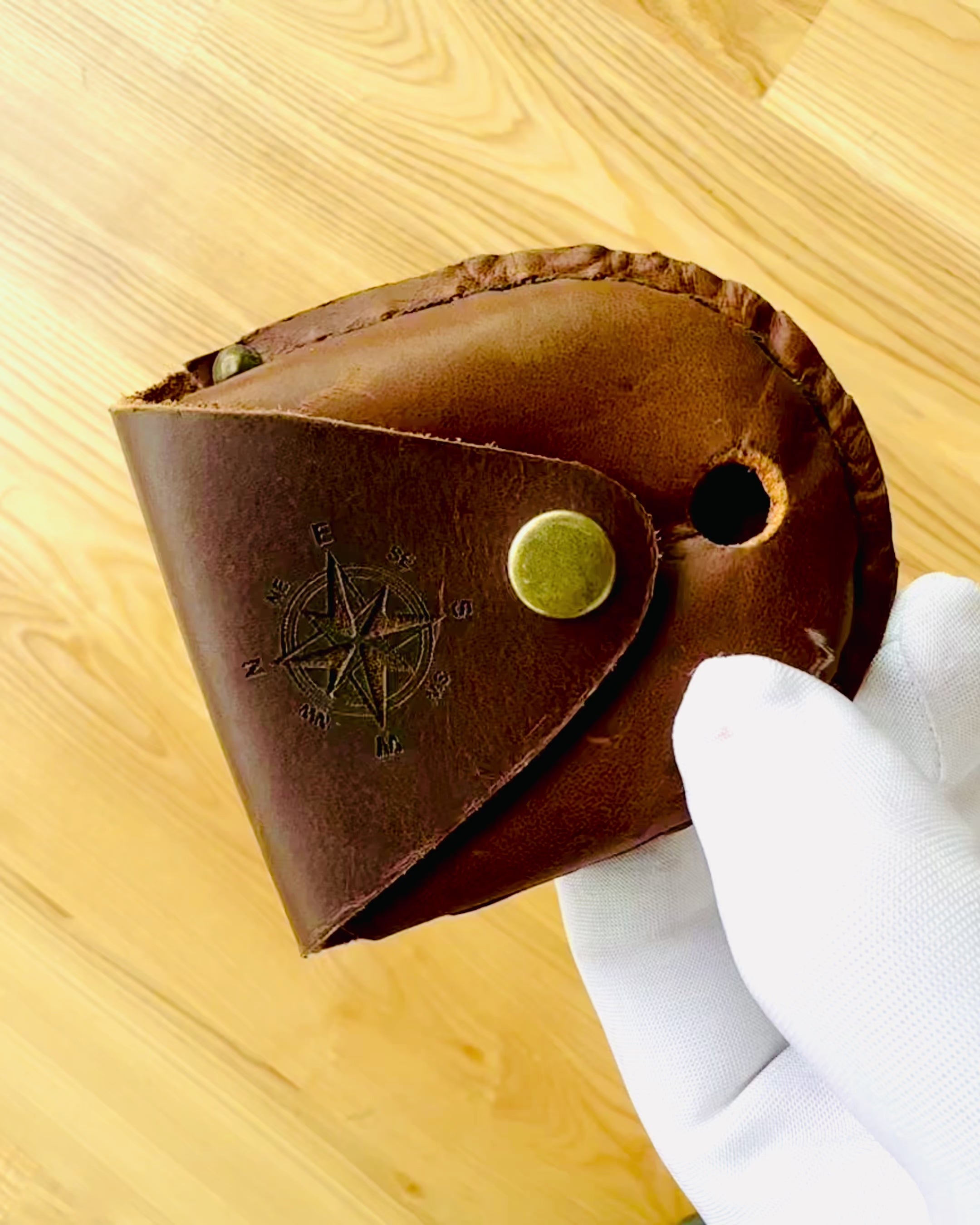 Nahkakotelo "Odkrywca" - kompaktille kompassille tai taskukellolle - mahdollisuus personointiin kaiverruksella