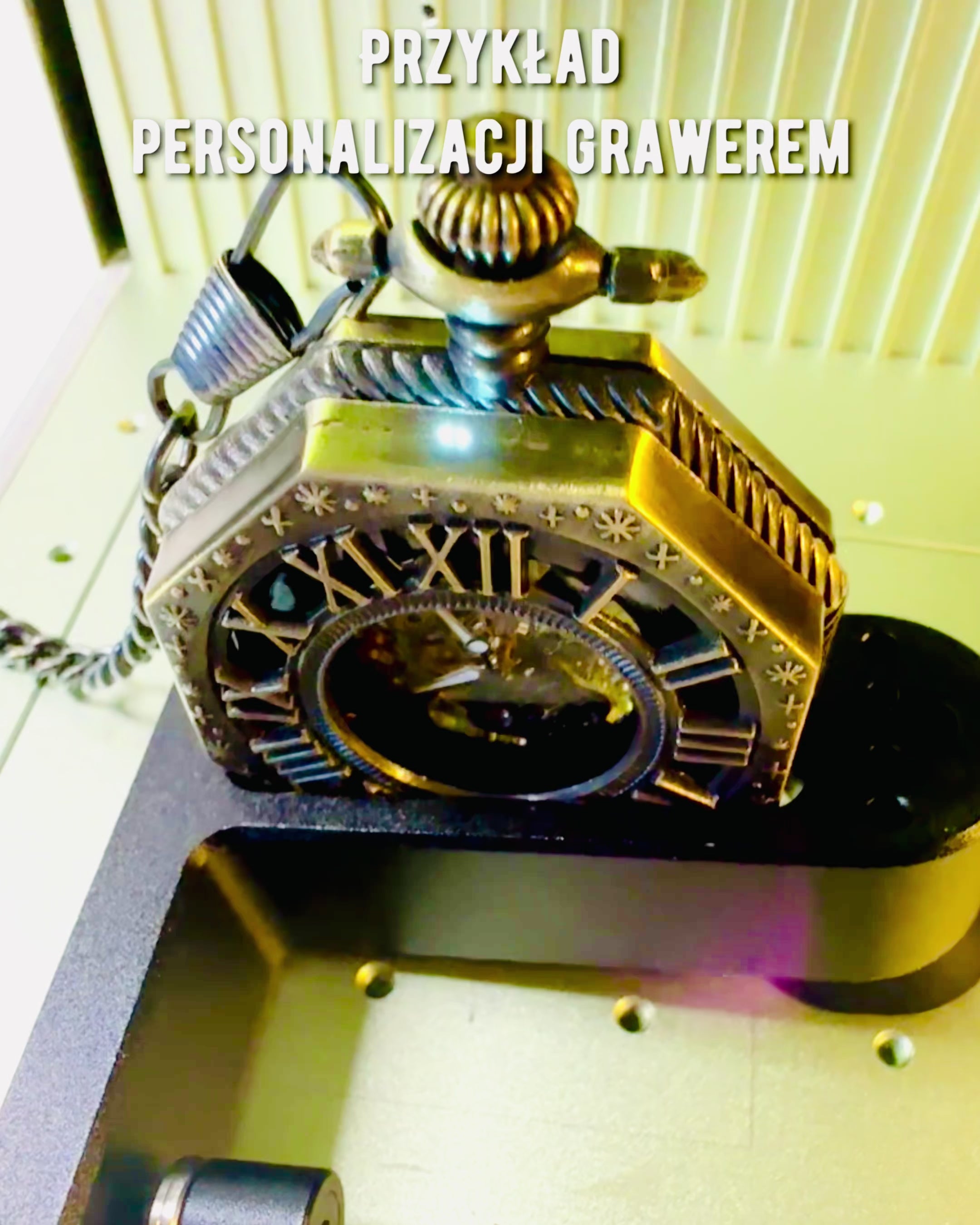 Klassinen kahdeksankulmainen ruskea mekaaninen taskukello steampunk-tyyliin - Ajaton