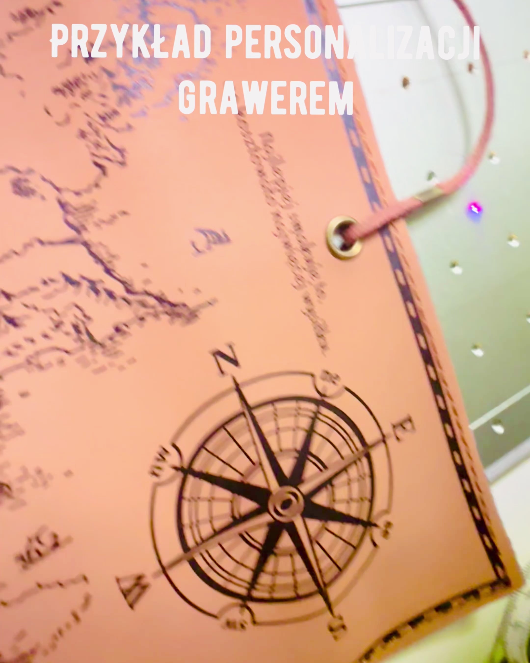 Retro Vaaleanruskea - matta, nahkainen Matkailijan Tyylinen Penaali Maailmankartalla – Käytännöllinen ja Tilava. Personointi kaiverruksella.