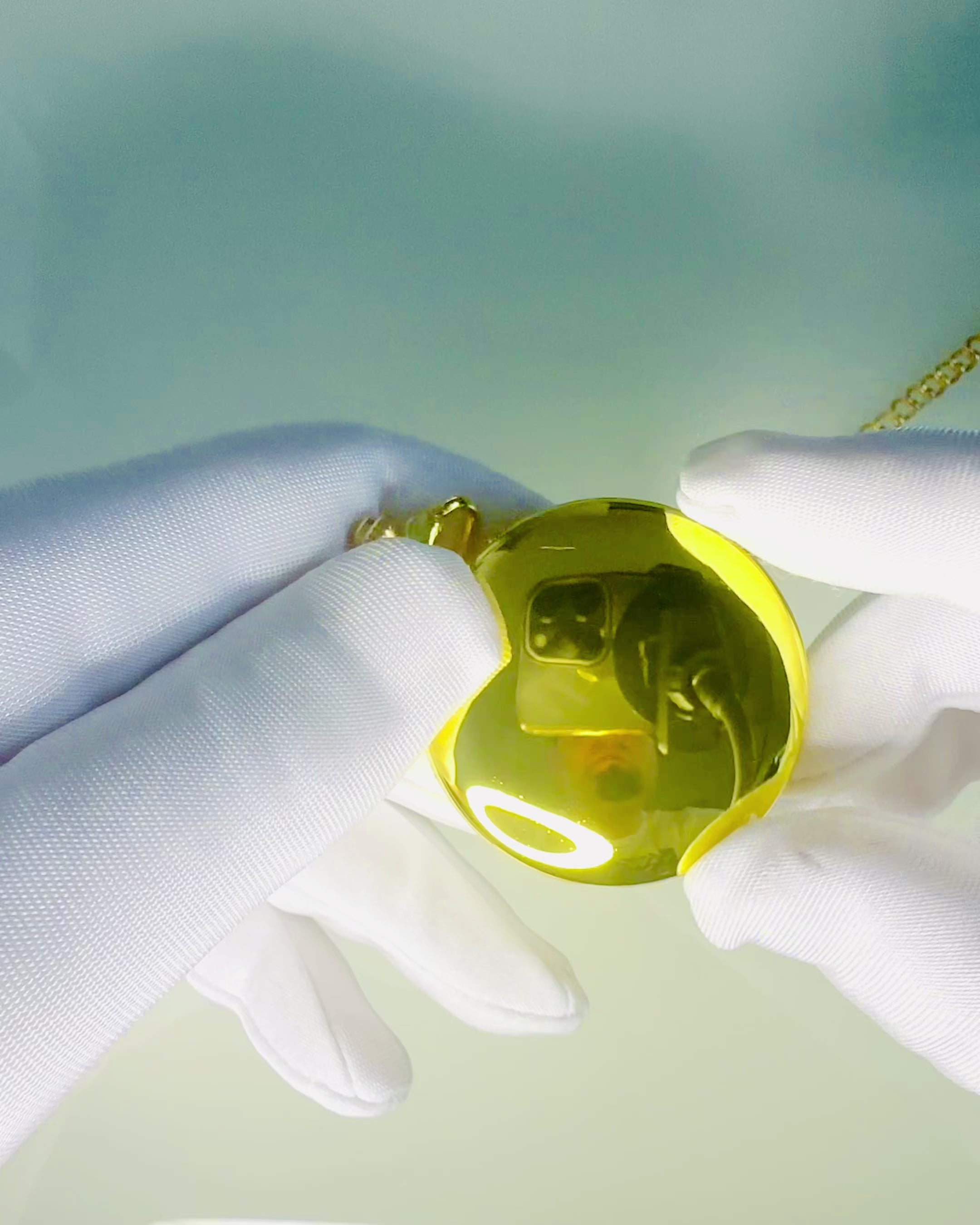 Kaiverruksella varustettu kultainen taskukello