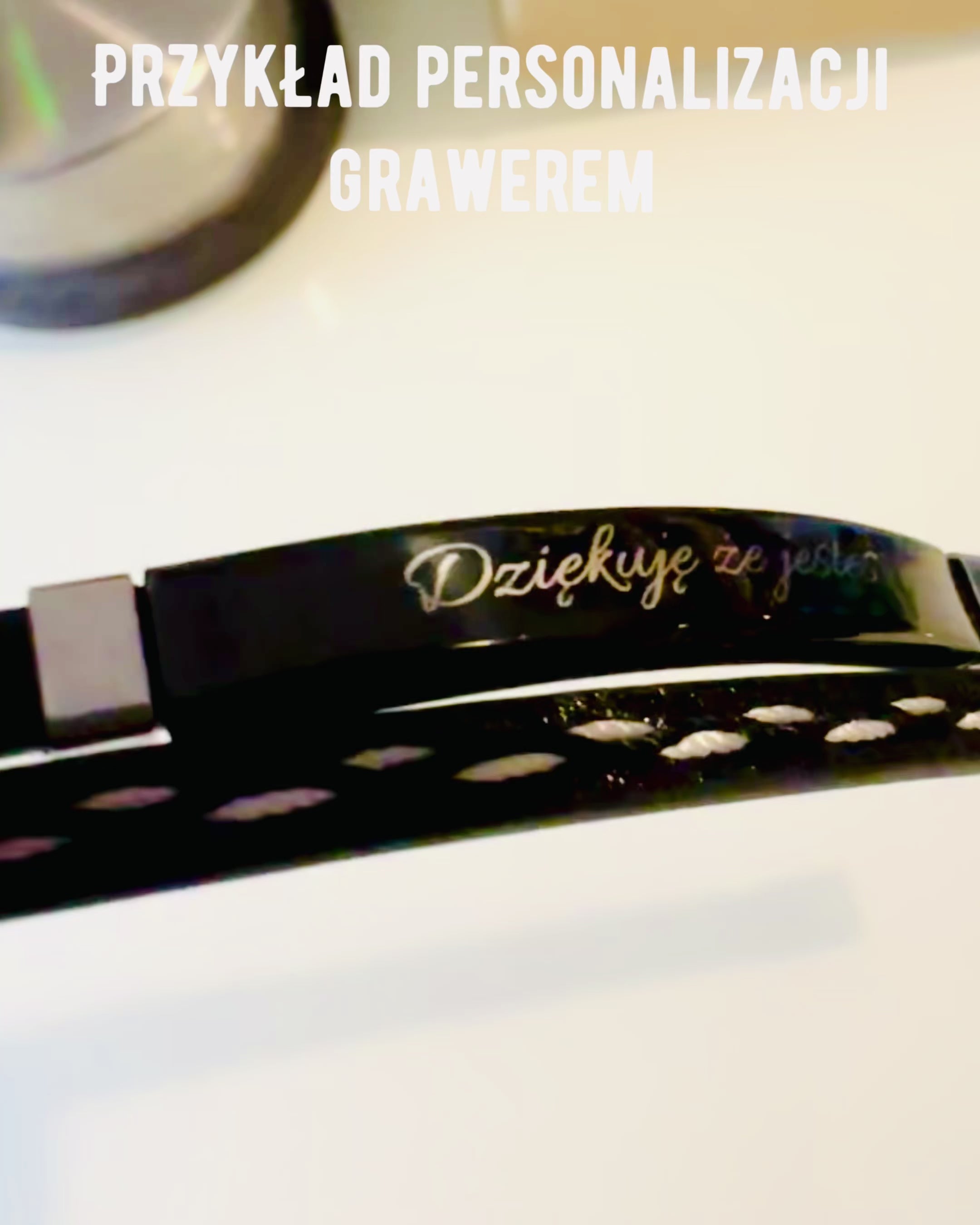 Urheiluranneke PU-nahasta ja ruostumattomasta teräksestä kaiverrusmahdollisuudella – 3 väriä