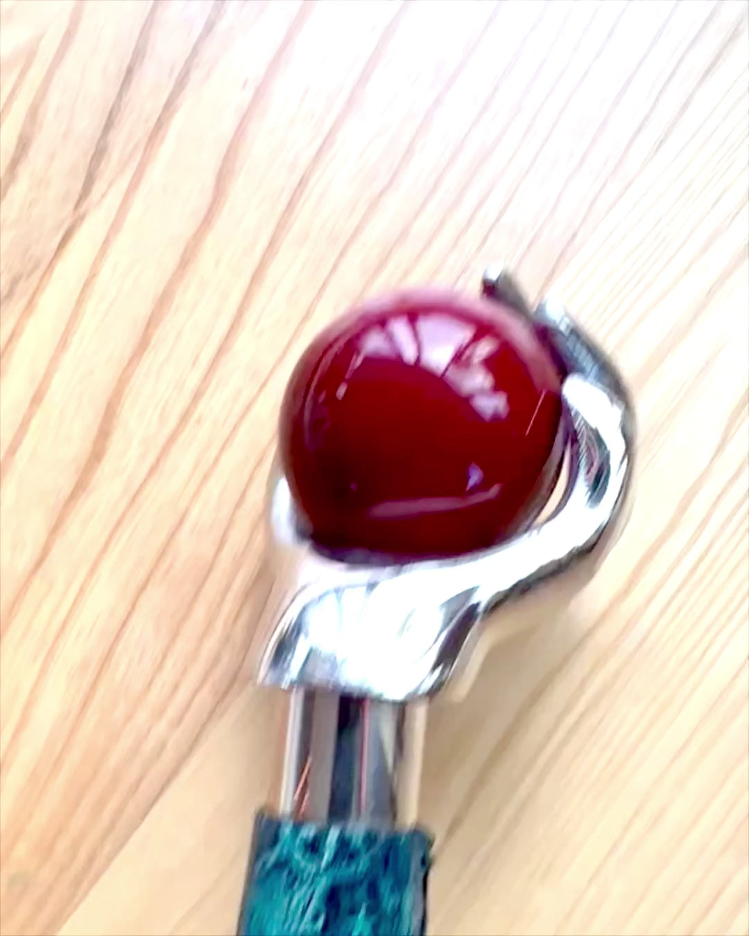 Kävelykeppi "Królewska Dłoń" – käsintehty luonnollisella nahalla, mahdollisuus personoida kaiverruksella