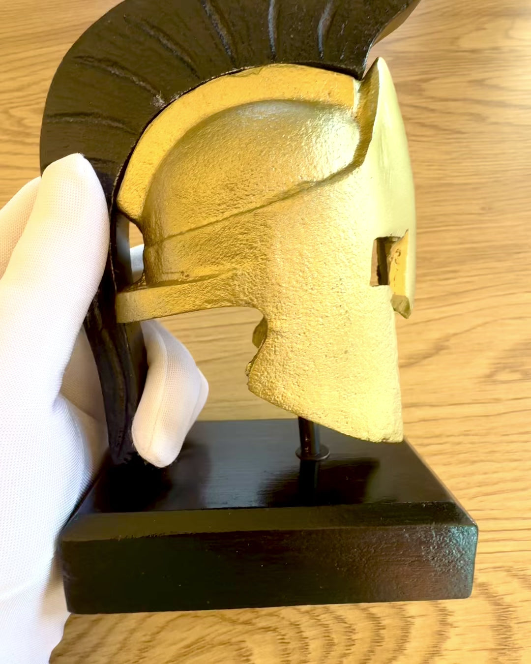 Spartan Premium -kypärä – käsintehty koristeveistos, mahdollisuus personointiin kaiverruksella lahjaksi