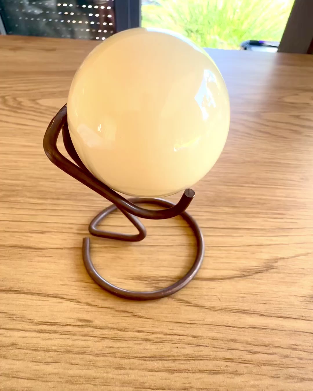 Biljardipallo messinkijalustalla, mahdollisuus personointiin kaiverruksella lahjaksi