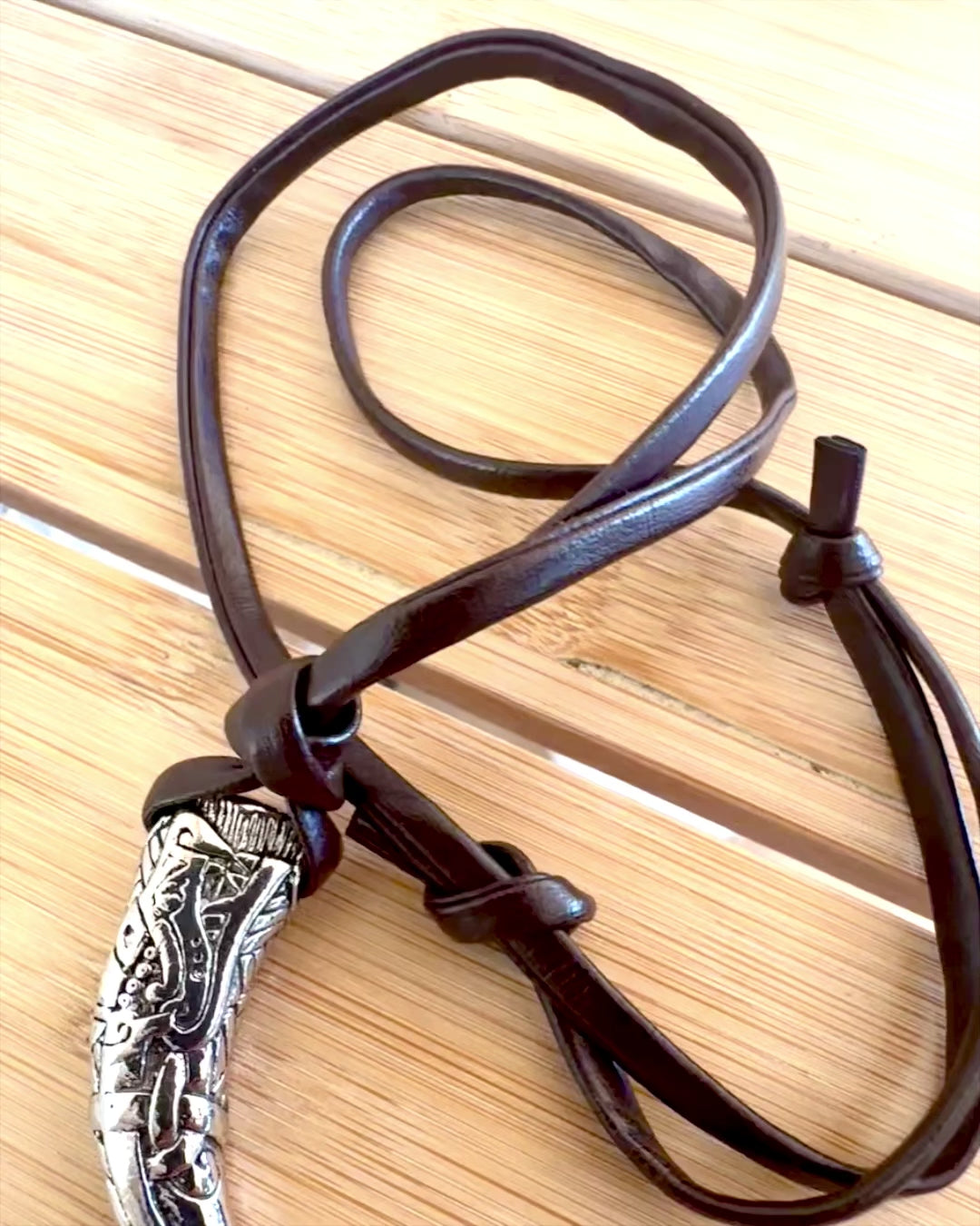 Ruostumattomasta teräksestä valmistettu Sudenhammas – Rohkeuden Amuletti, kaulakoru mahdollisuus personointiin kaiverruksella lahjaksi