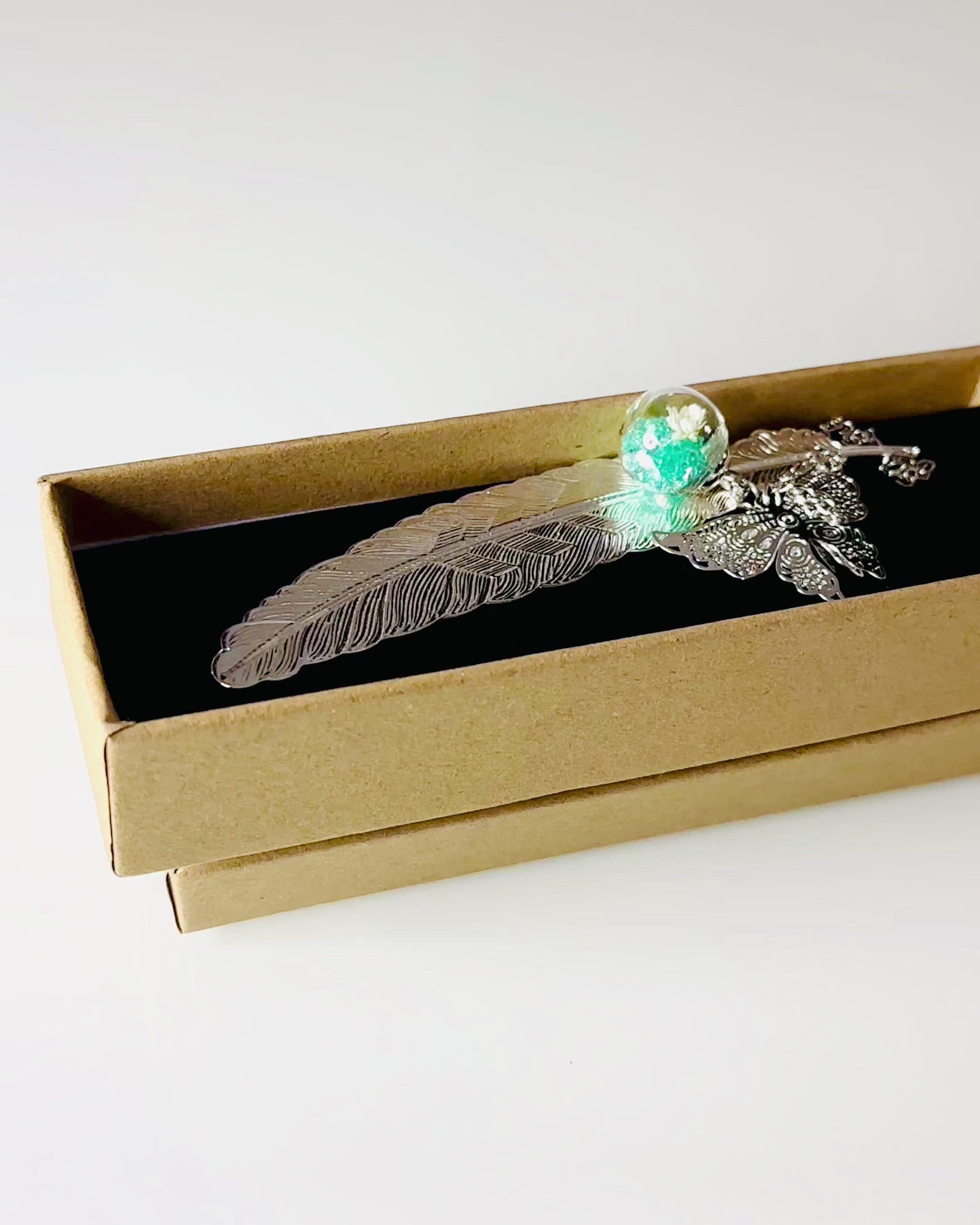 Luova Retrotyylinen Kirjanmerkki Höyhen- ja Perhosaiheella – Tyylikäs Mainoslahja, Hopea/Sininen