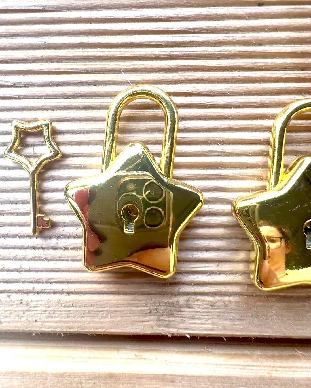 2 Tähtimäistä mini Lukkoa kaiverruksella – Suojaa Unelmasi, personoitu lahjaksi, 2 värivaihtoehtoa valittavana