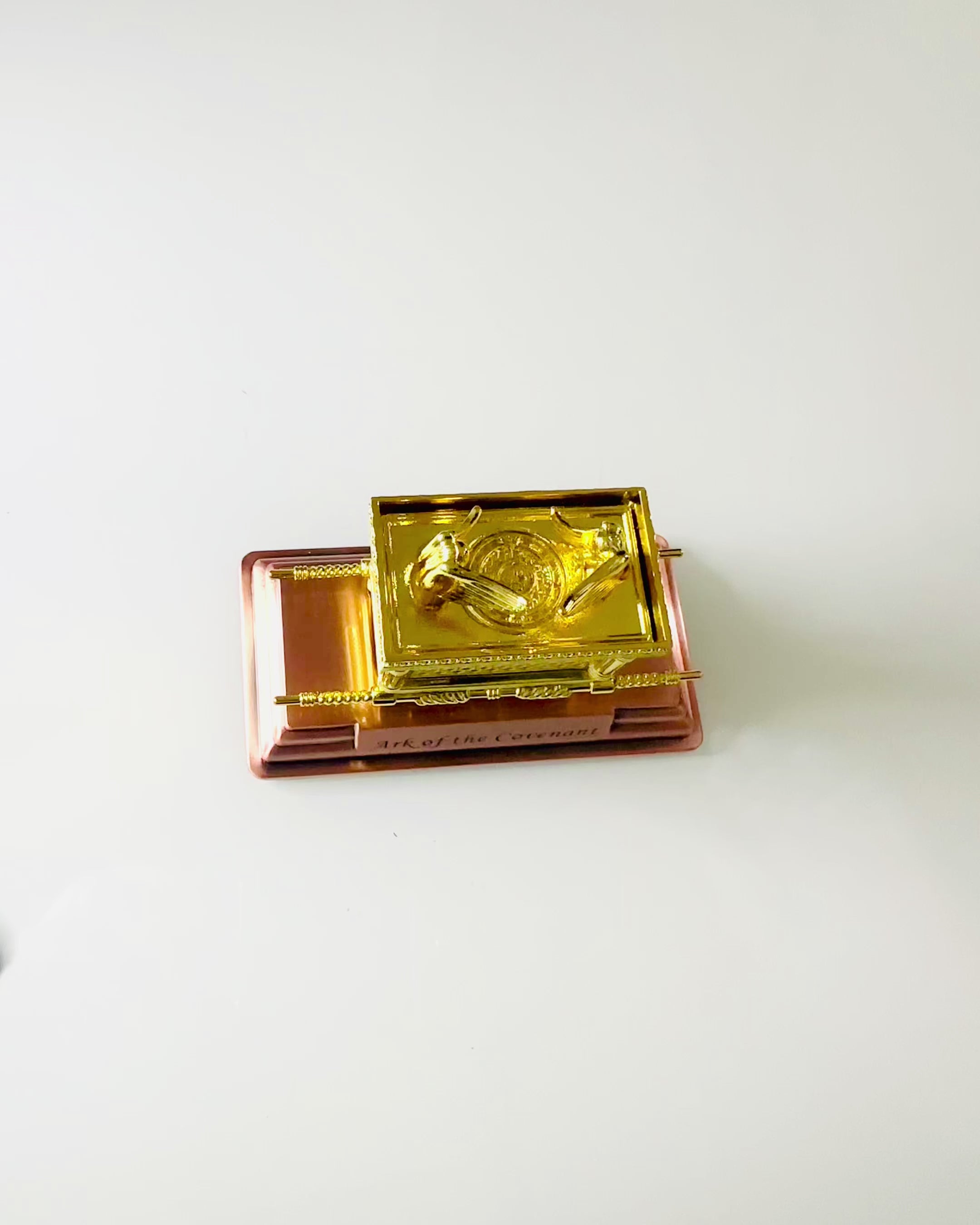 Majesteettinen Liitonarkki Minikokoisena Kultakehyksessä 11,2 x 5,8 x 7,3 cm - Eksklusiivinen arkki, Kultainen Koriste