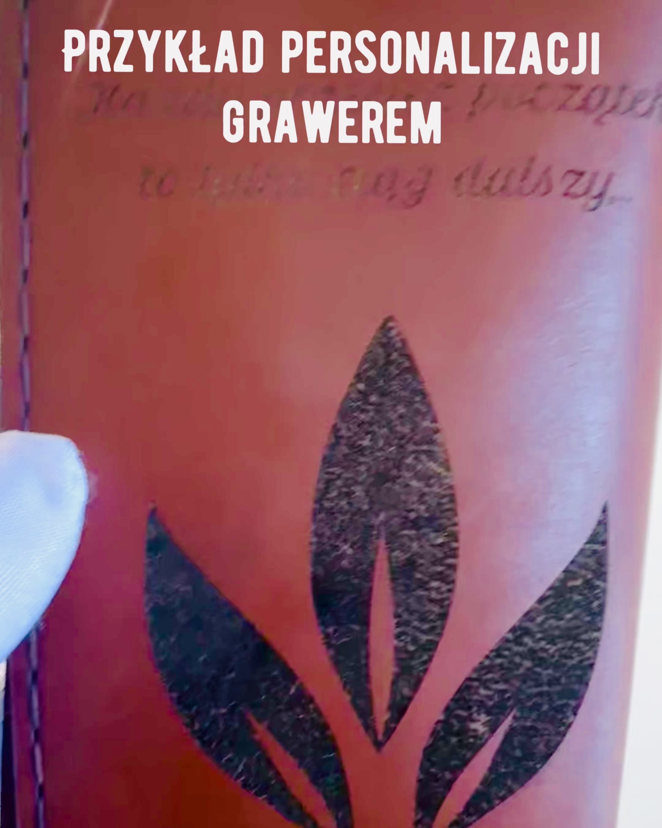 "Matkailijan" kotelo - Nahkainen passikotelo, personointi kaiverruksella - 2 värivaihtoehtoa