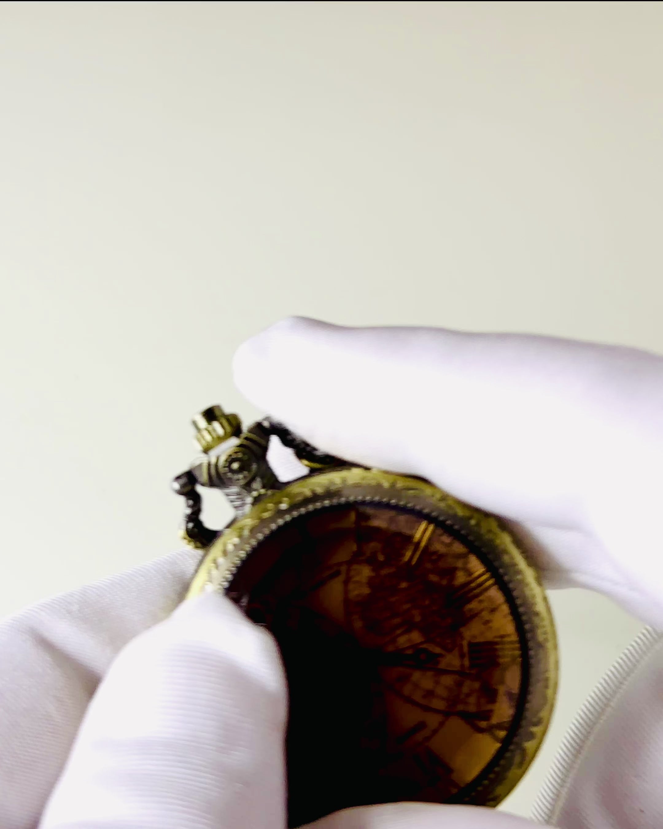 Klassinen Kvartsitaskukello Maailmankartalla – Vintage-tyylinen Riipusketju Hänelle ja Hänelle, kaiverrus