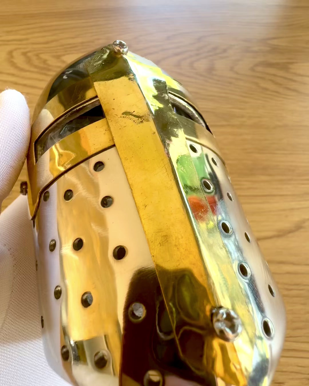 Miniatyyri ritarikypärä ”Guardian” messinkiä – käsintehty, 12 cm, kaiverruksella personoitava lahja