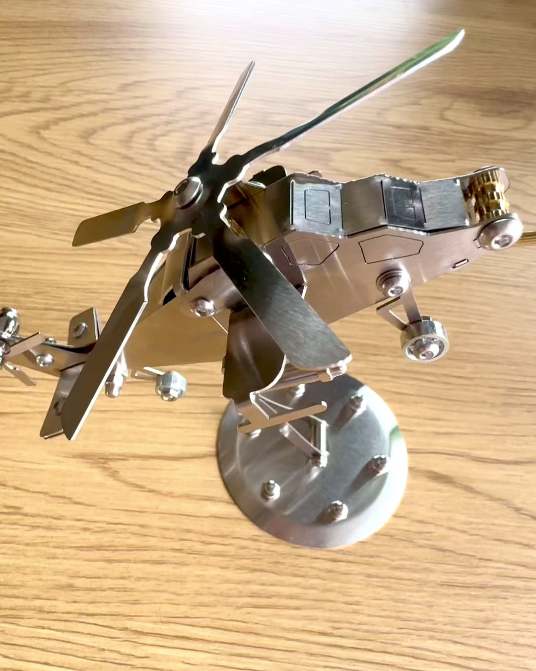 Metallimalli Helikopteri „SkyRider” – Säädettävä Pöytäteline personoidulla kaiverruksella lahjaksi