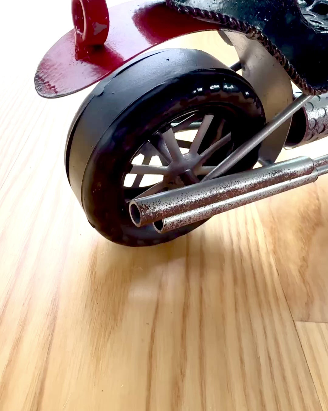 Metallinen viiniteline, 40 cm pitkä, moottoripyörän muotoinen, kaiverrusmahdollisuus lahjaksi