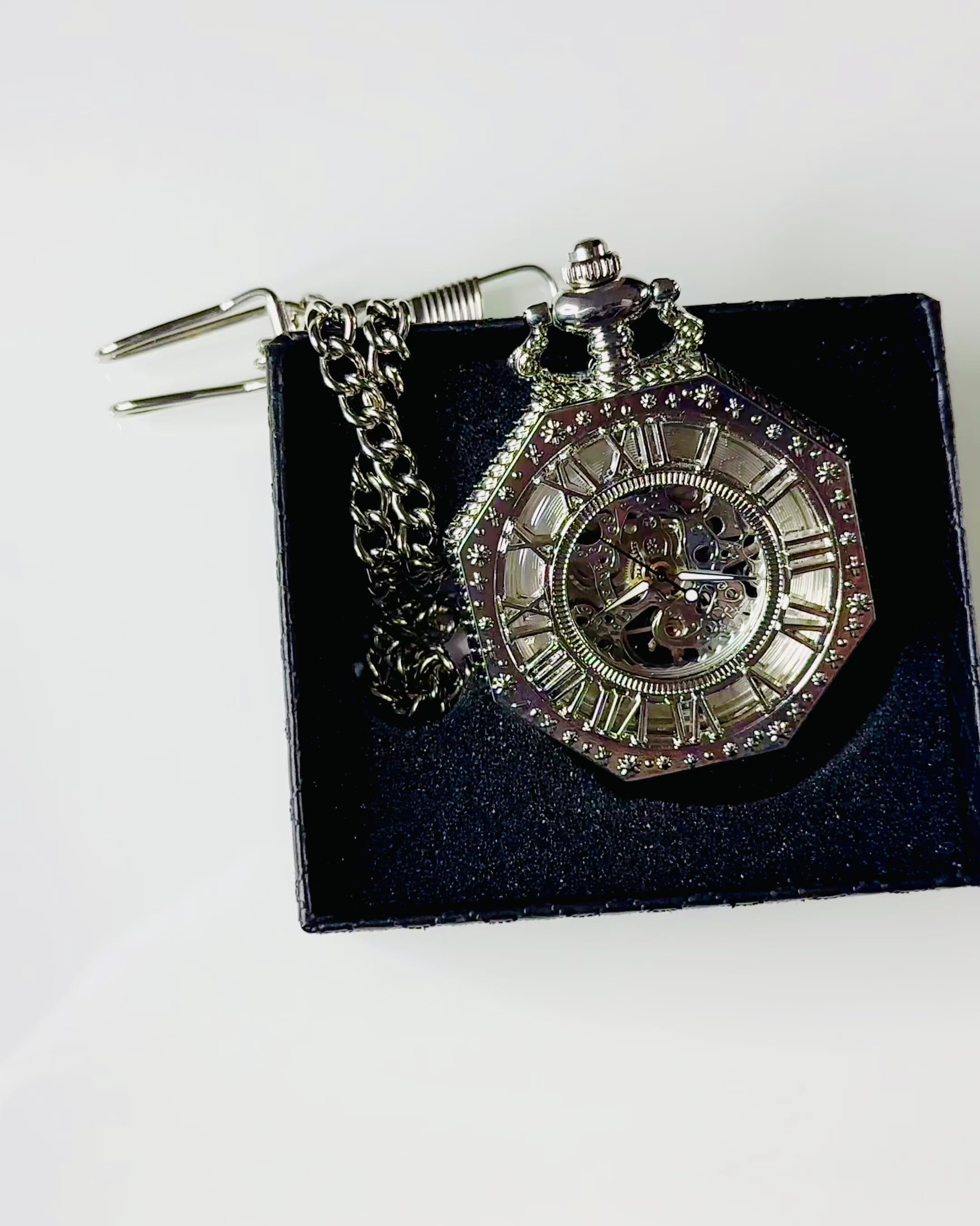 Klassinen hopeanvärinen kahdeksankulmainen mekaaninen taskukello pitsitaululla steampunk-tyyliin
