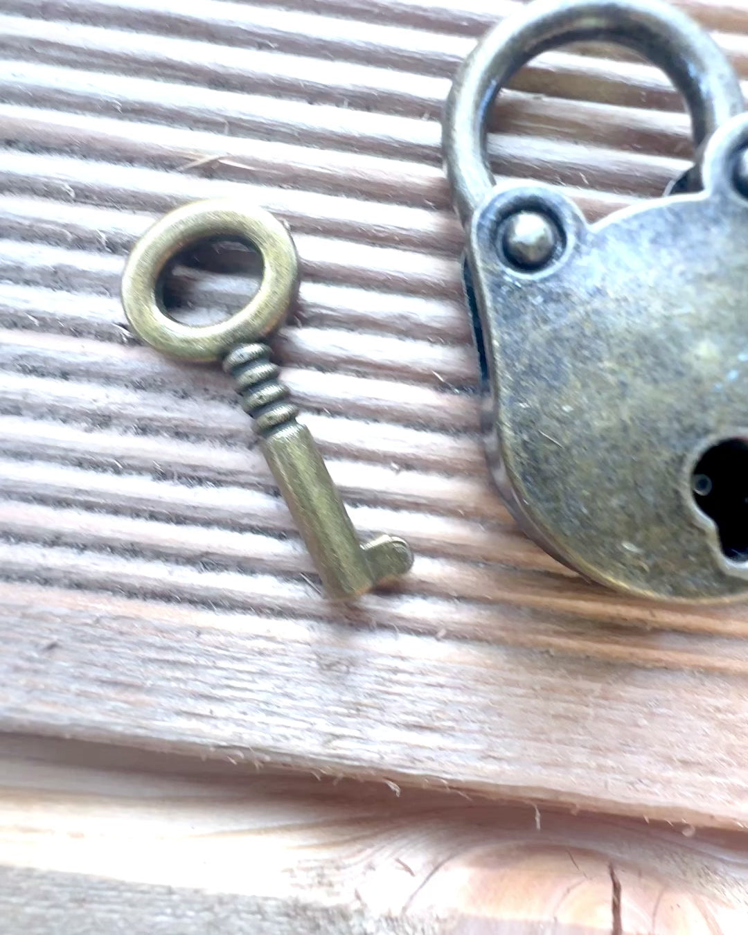 Rakkausminilukot - Sarja 2 kaiverrettua retrotyylistä lukkoa, personointi lahjaksi