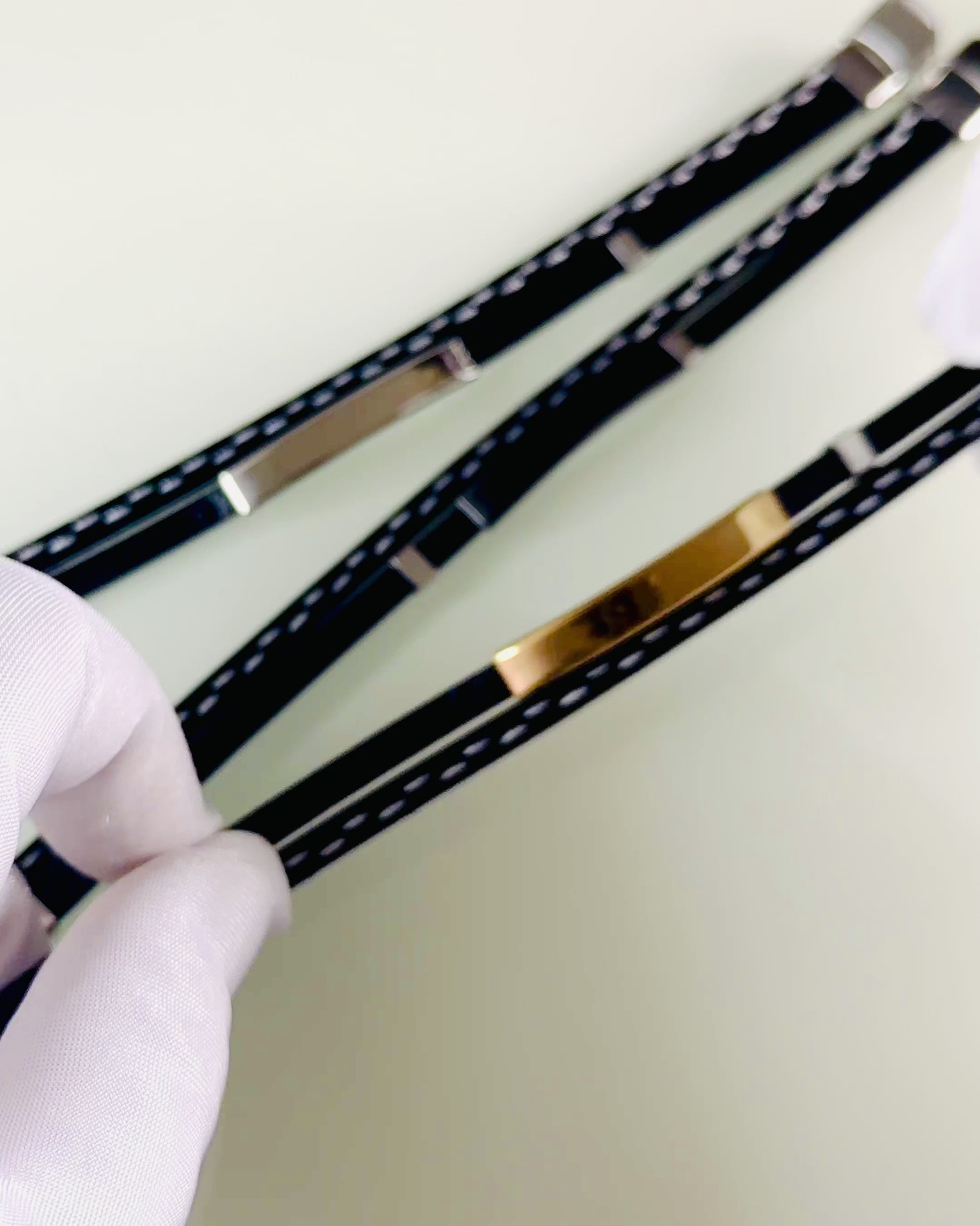 Urheiluranneke PU-nahasta ja ruostumattomasta teräksestä kaiverrusmahdollisuudella – 3 väriä