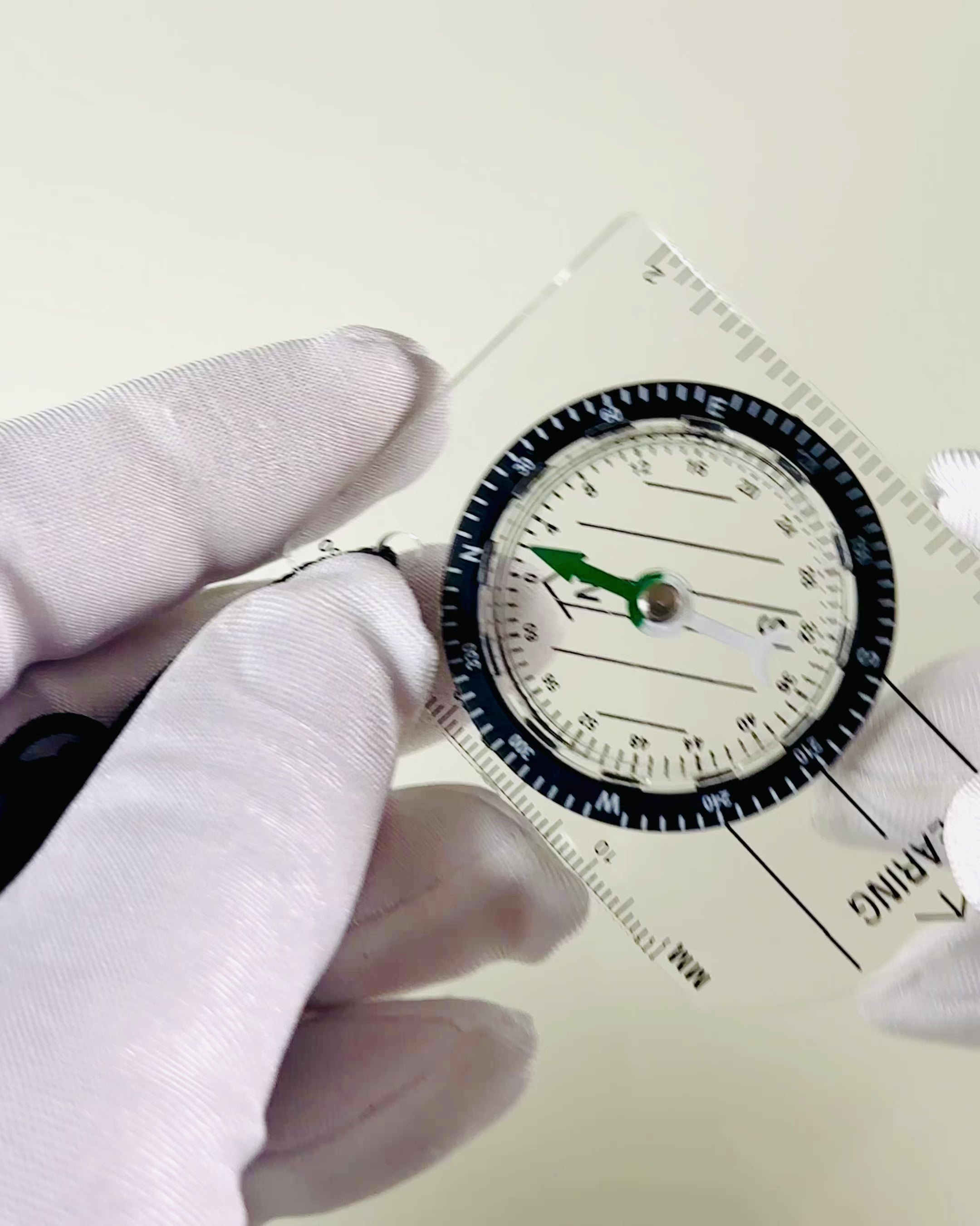 Matkakompassi "Seikkailijan Opas" - Läpinäkyvä, Mini Akryyli Ripustusnarulla ja Kartta-asteikolla, kaiverruksella