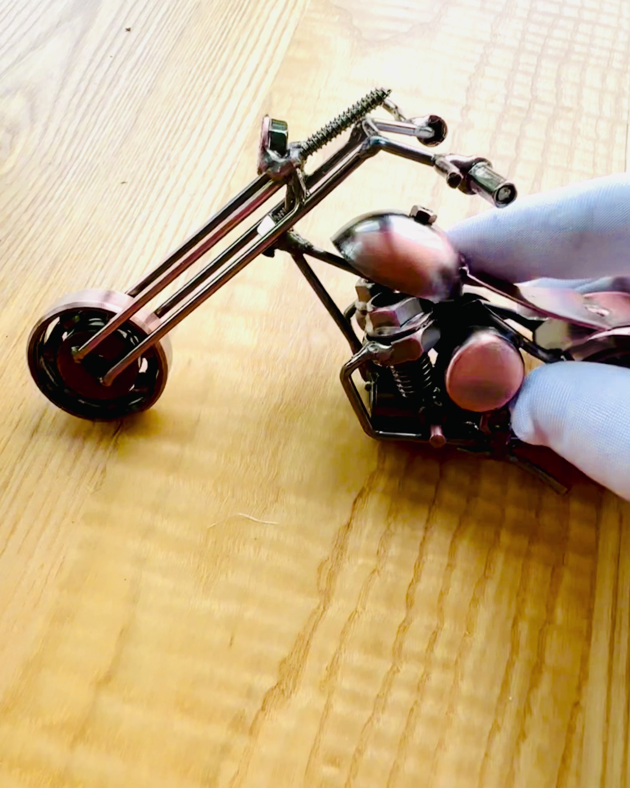 Käsintehty moottoripyörämalli raudasta, Chopper, personointi, kaiverrus lahjaksi