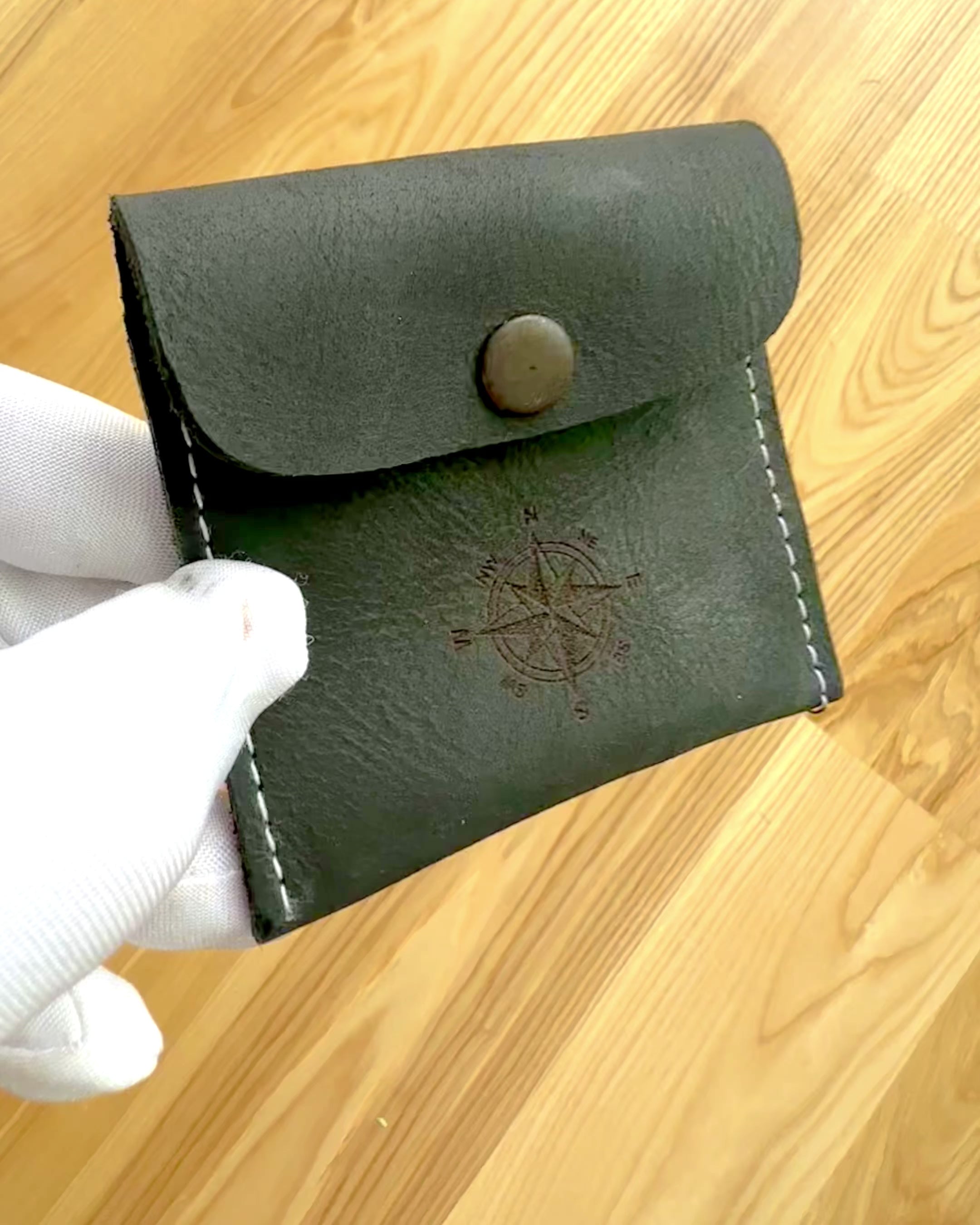 Kotelo taskukellolle tai kompassille Matkailija - mahdollisuus personoida kaiverruksella