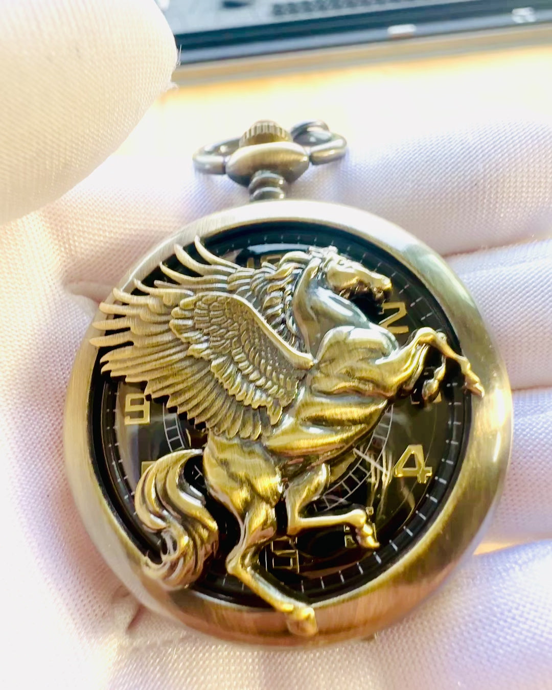 Taskukello "Equus Tempus" - Väri: Kupari, Hevosen teema, mahdollisuus personointiin kaiverruksella