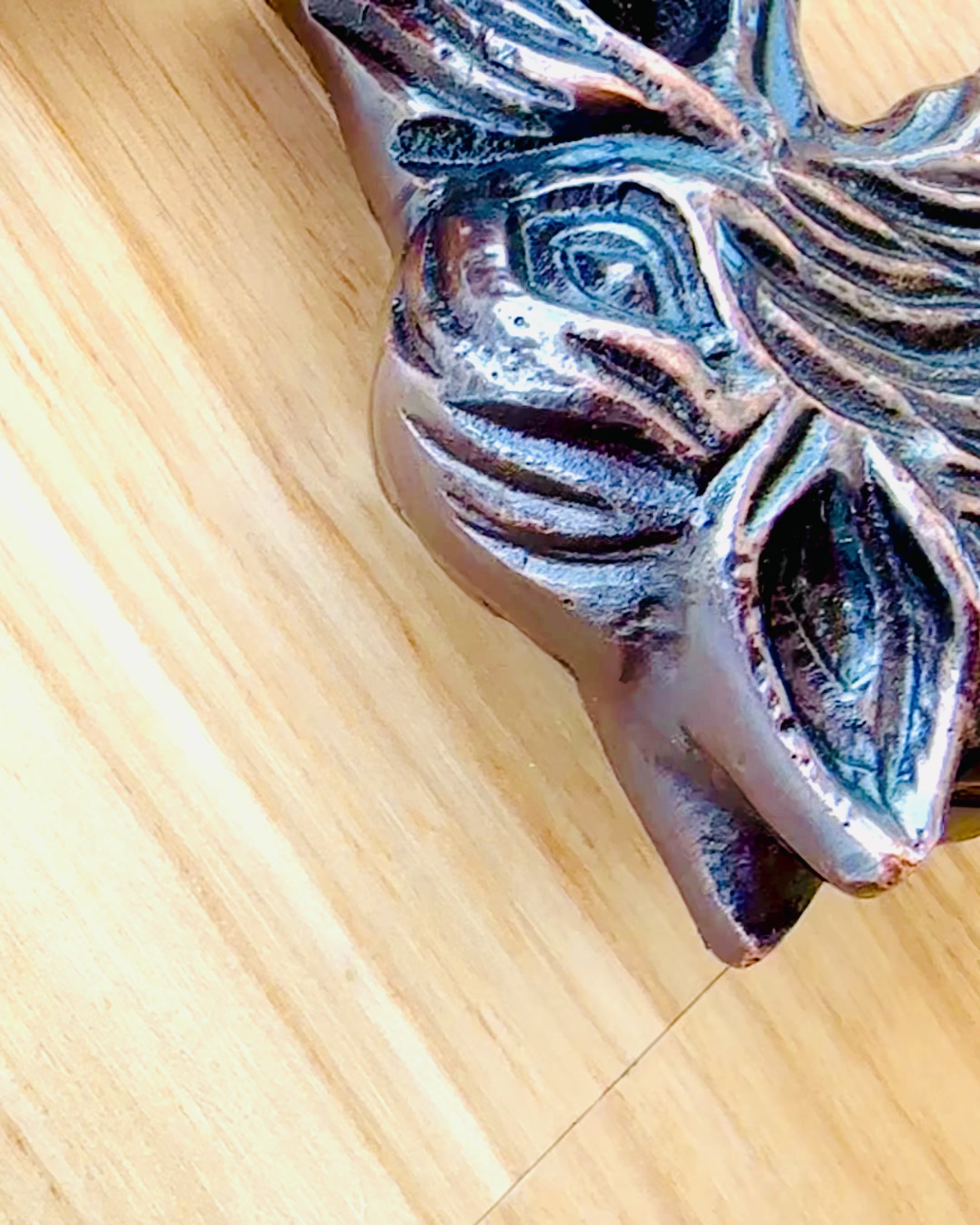 Laska Spacerowa Wolf - Intialainen Mangopuu Mahdollisuudella Kaiverrukseen, ruskea kultaiset koristelut