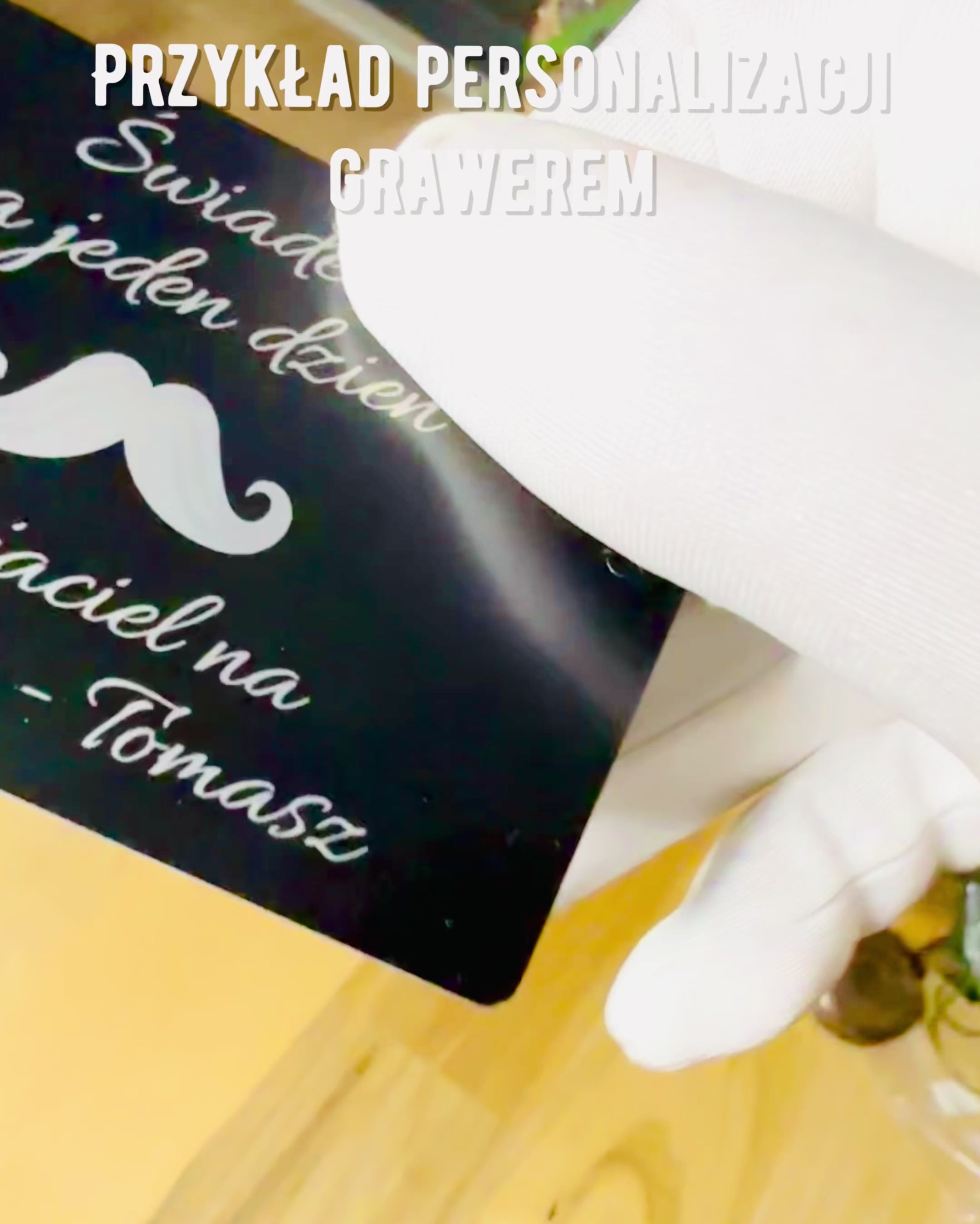 Eksklusiivinen Musta Metallinen Käyntikortti Personointimahdollisuudella – Ihanteellinen Lahjaksi