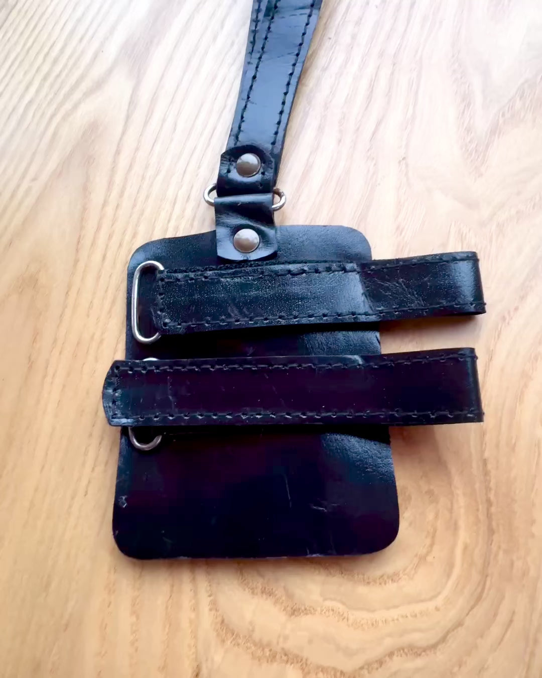 'Musta Pantteri -suojus kävelykepille kaiverrusmahdollisuudella - Käsintehty luonnonnahasta'