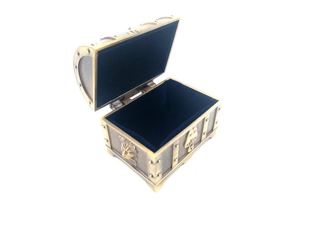 Retrotyylinen metallinen aarrearkku kaiverruksella – hopeanhohtoinen rasia 7x5x5 cm