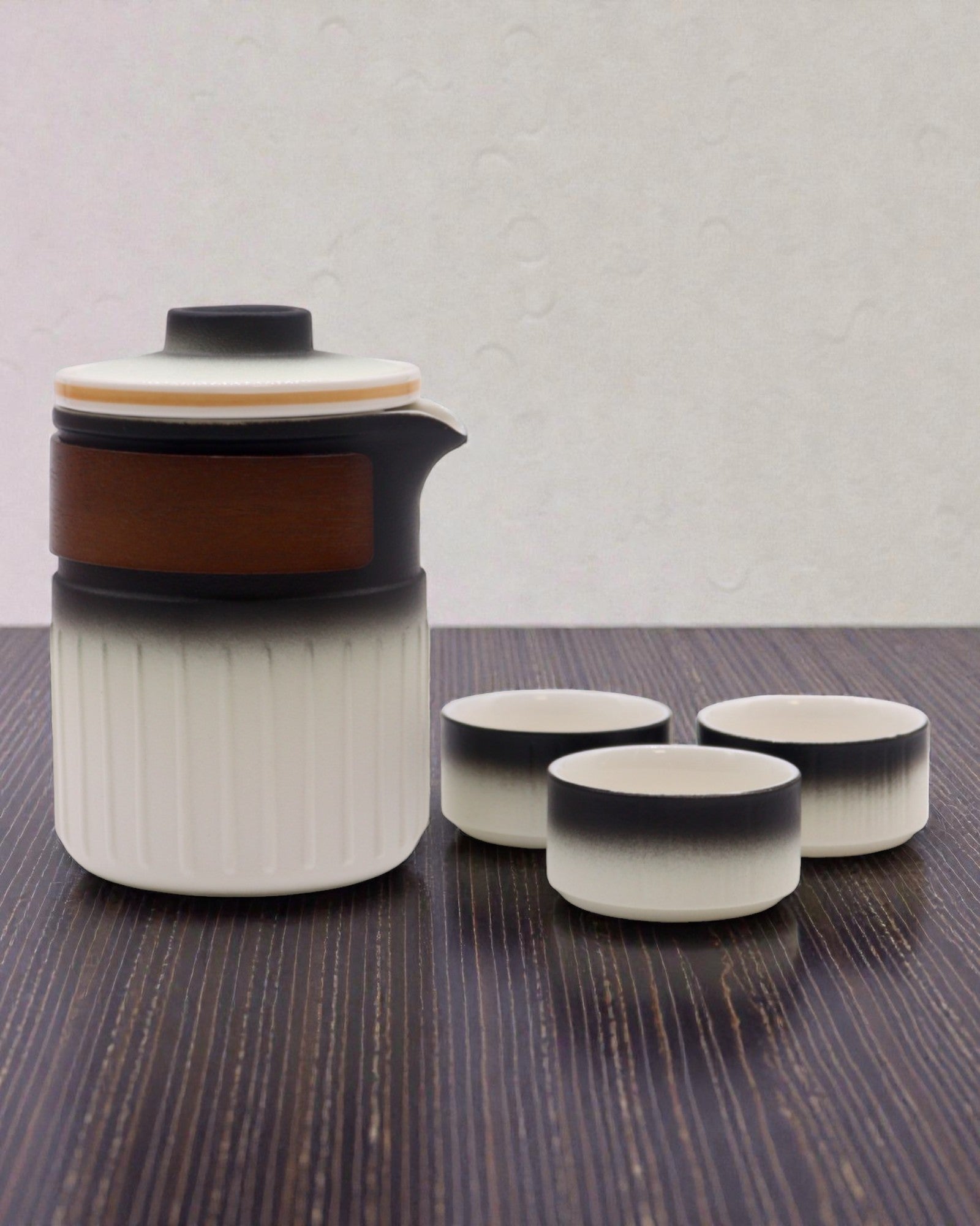 Kolmen ystävän matka – Matkakäyttöön tarkoitettu keraaminen setti teekannulla ja 3 kupilla