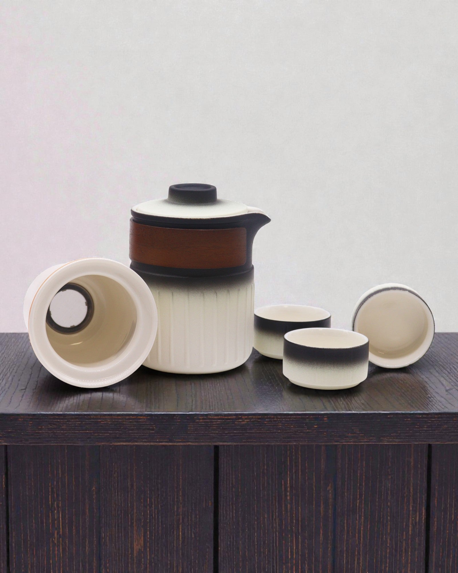 Kolmen ystävän matka – Matkakäyttöön tarkoitettu keraaminen setti teekannulla ja 3 kupilla