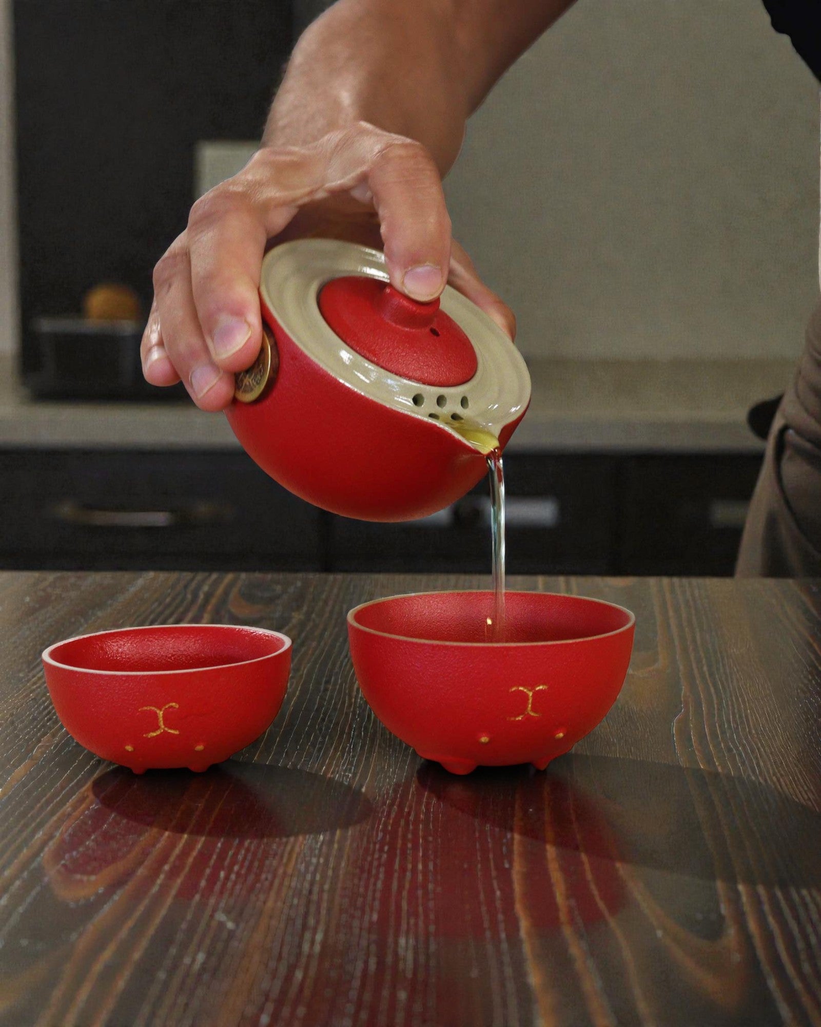 Punainen onnenkissa – teesetti, 2 kuppia (punainen)