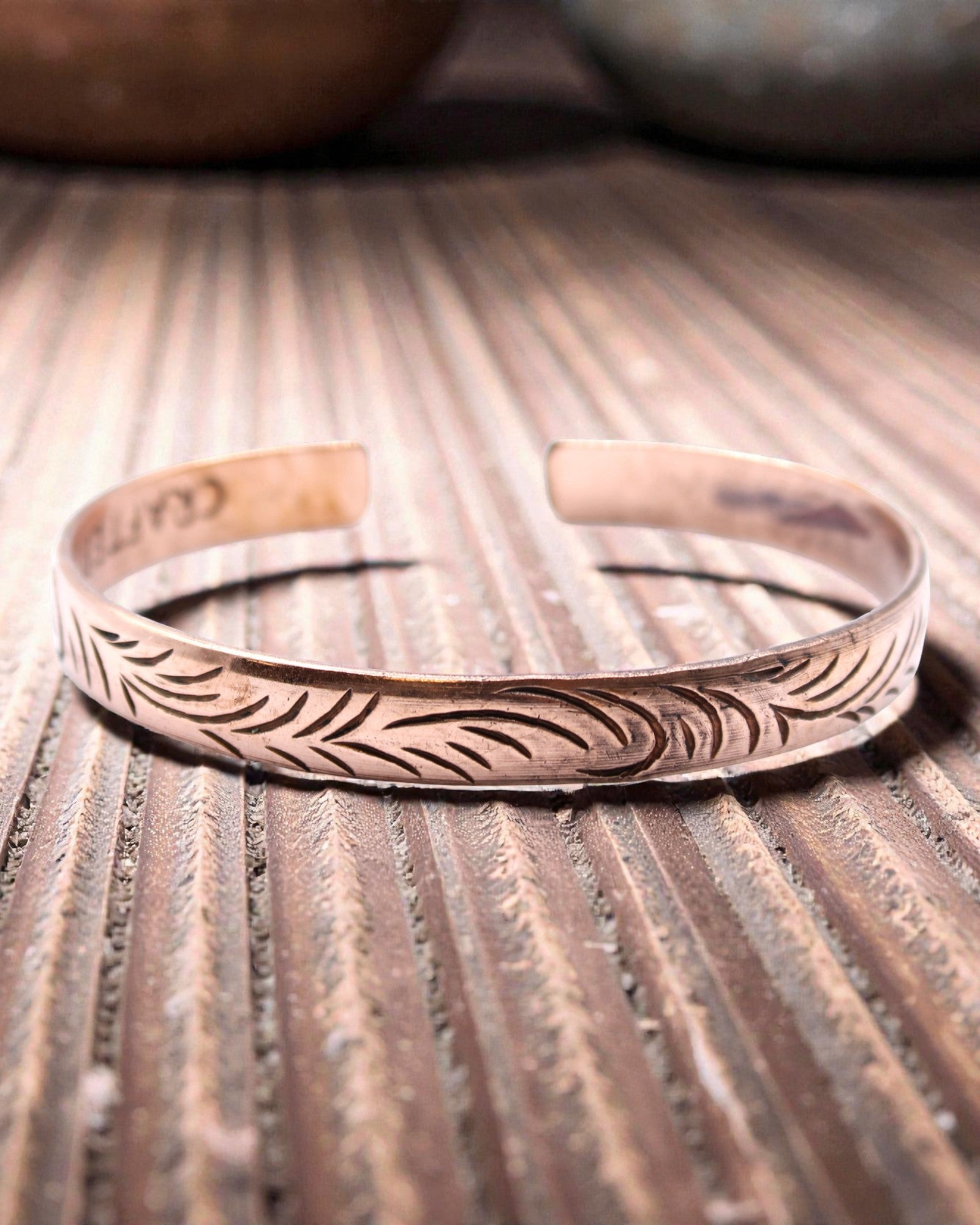 Tiibetiläinen kuparirannekoru Luonnon energia – Kapeat kiehkurat