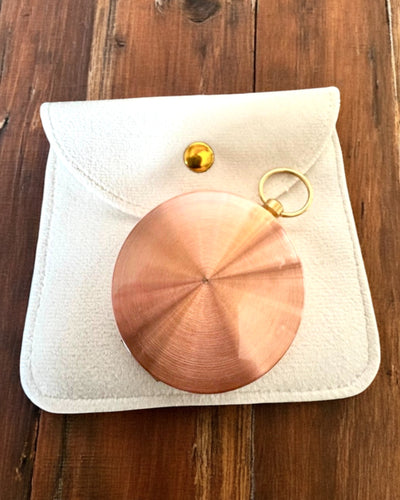 Ruusuinen kultakompassi - retrotyylinen navigointilaite – kannettava ja tarkka suunnanmääritysinstrumentti matkailijoille ja tutkimusmatkailijoille. Kaiverrus, personointi.