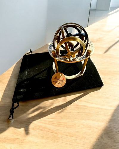 Astronominen kello "Kosmiczna Harmonia" - mahdollisuus personointiin kaiverruksella