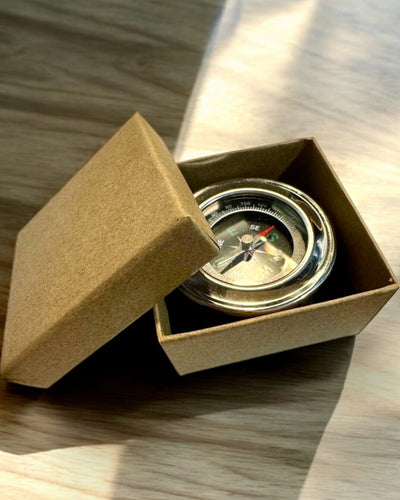 Ruostumattomasta Teräksestä Valmistettu Kompassi – Vedenkestävä ja Personoitu