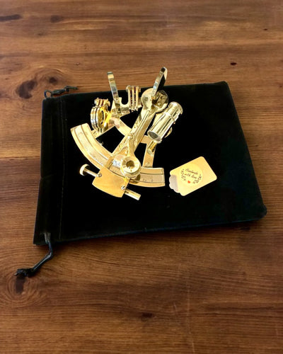 Kultainen taiteellinen sekstantti - mahdollisuus personointiin kaiverruksella