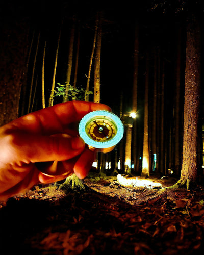 Vedenpitävä Messinkikompassi Hehkuvalla Efektillä - Välttämätön Vaelluksille ja Leirintään, personointi kaiverruksella