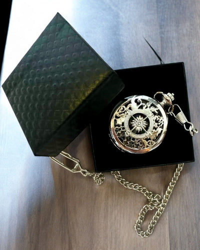 Taskukokoinen Retrotyylinen Hopeanvärinen Kompassi Pitsikuvioinnilla – Tyylikäs ja Käytännöllinen. Kaiverrus