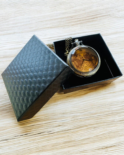 Klassinen Kvartsitaskukello Maailmankartalla – Vintage-tyylinen Riipusketju Hänelle ja Hänelle, kaiverrus