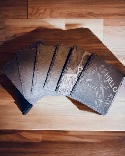 Kahvin tai teen alusta luonnonkivestä personoidulla kaiverruksella – neliö, ympyrä, kuusikulmio, 10 cm