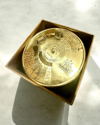 Ikuisuuden Kalendarium Meripurje – Messinkinen 100-vuotiskalenteri - mahdollinen kaiverrus lahjaksi