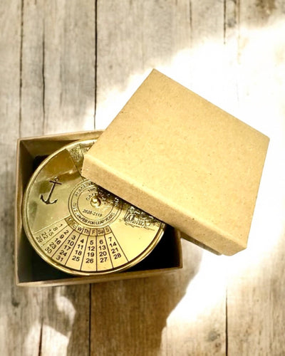 Ikuisuuden Kalendarium Meripurje – Messinkinen 100-vuotiskalenteri - mahdollinen kaiverrus lahjaksi