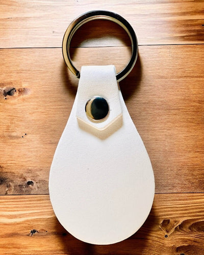 PU-nahkainen avaimenperä, jossa mahdollisuus personointiin kaiverruksella - Saatavilla 5 värissä