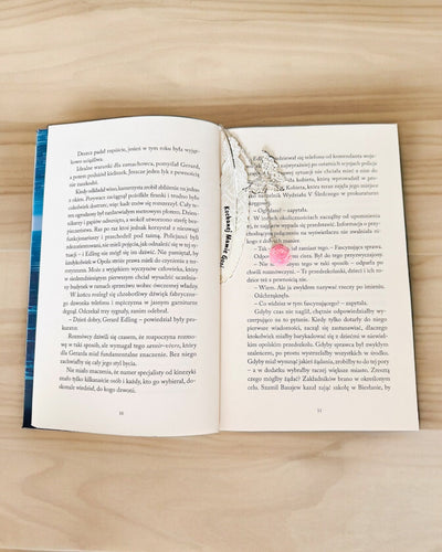 Luova Retrotyylinen Kirjanmerkki Höyhen- ja Perhosaiheella – Tyylikäs Lahja äidille, opettajalle, Mainoslahja, Hopea/vaaleanpunainen Väri