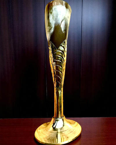 "Duch Käsityötä" -pikari puhvelinsarvesta ja messingistä – käsintehty Intiassa, 22 cm, mahdollisuus personointiin kaiverruksella lahjaksi