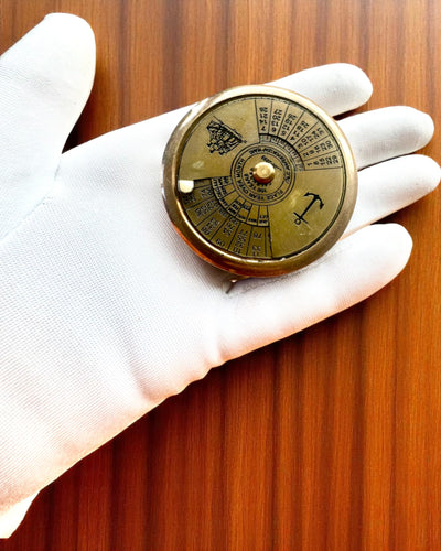 Mini Kapteenin Kalenteri "Navigator" – messinkinen koriste, jossa on merenkulun henki, kaiverrusvaihtoehto lahjaksi, 5 cm halkaisija