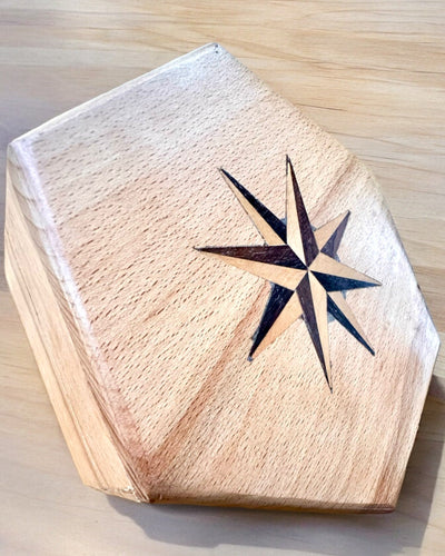 Kapteenin Kompassi Explorer 2 – mahdollisuus personoituun kaiverrukseen lahjaksi, 2 värivaihtoehtoa valittavissa